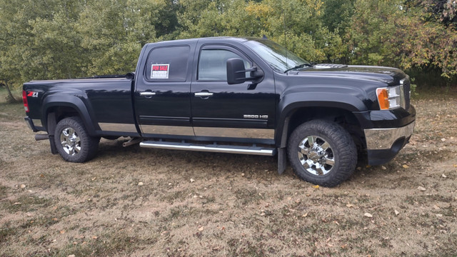 For Sale: 2011 GMC Sierra 3500 SLE 4X4 8 foot box in Cars & Trucks in Strathcona County