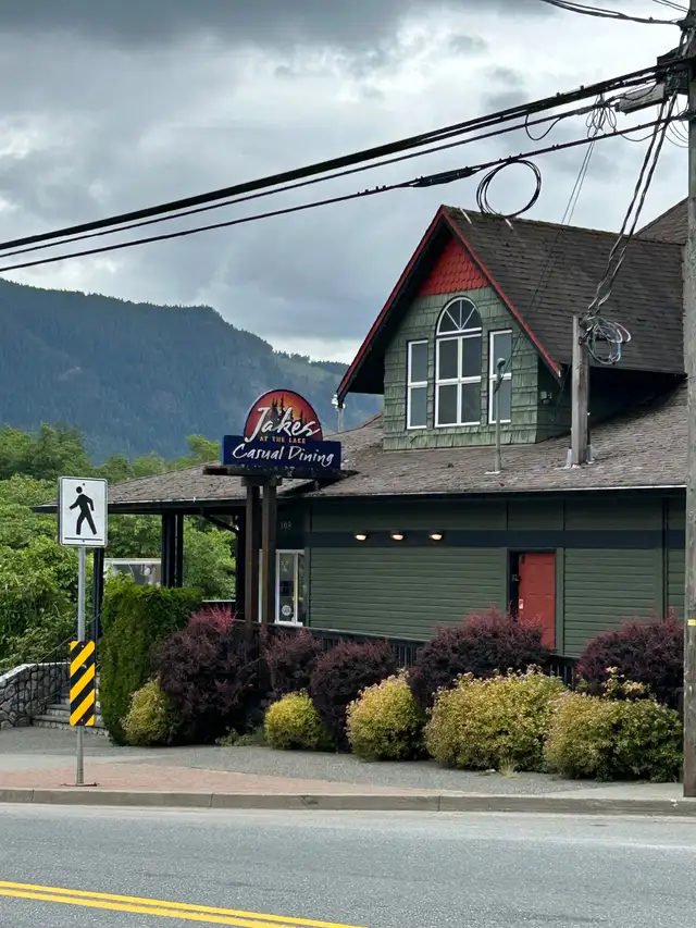 Cabin Rental for Christmas by Rainforest in British Columbia in Canada - Image 5