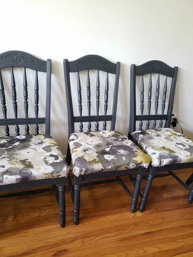 Beautiful Refinished Solid Wood Antique Dining Chairs - Set of 5 in Dining Tables & Sets in Kingston - Image 4