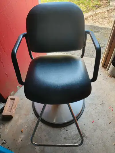 I have 3 styling stations 3 hydraulic chairs 3 sink Shampoo cabinet with overhead towel cabinet Casi...