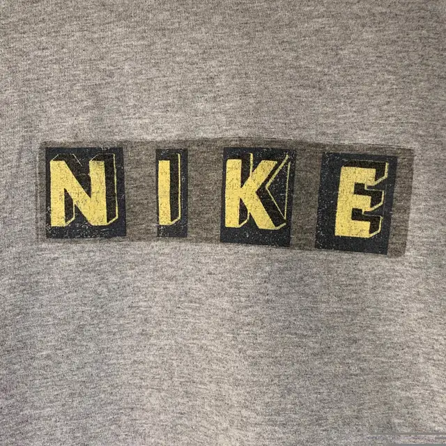 Vintage 90s Nike Spellout Logo Grey Short Sleeve T-Shirt Size S in Men's in Mississauga / Peel Region - Image 5