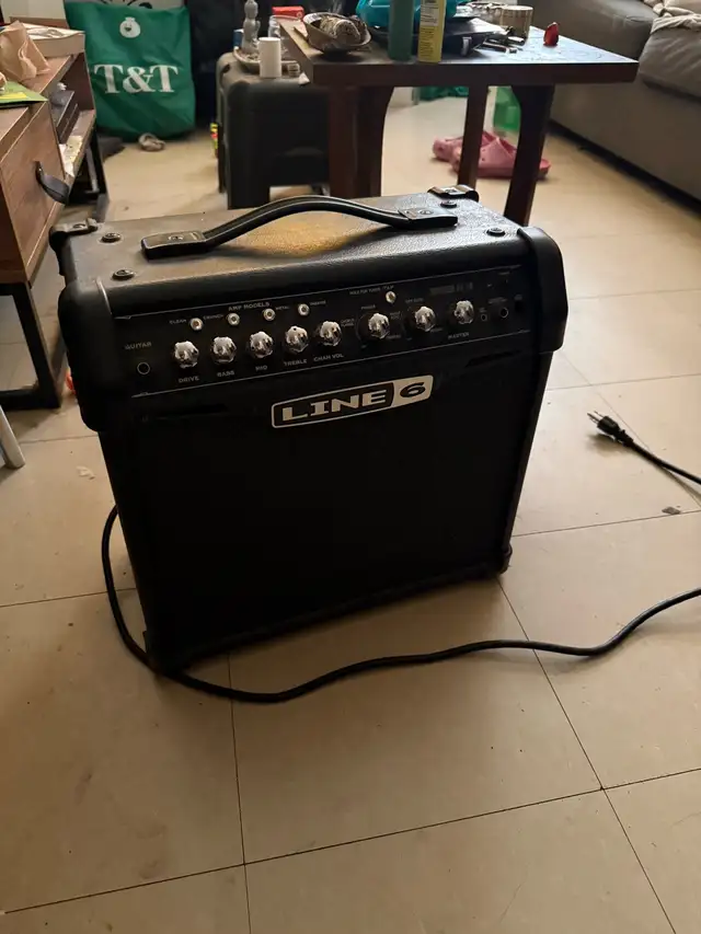 6 String Electric Guitar + Lot in Guitars in City of Toronto - Image 5