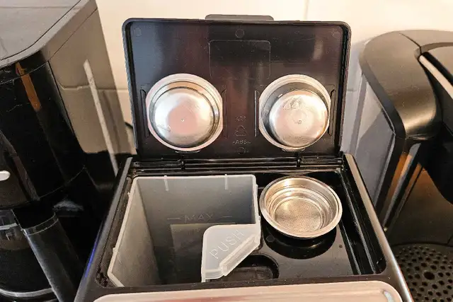 DeLonghi Espresso Machine in Coffee Makers in Muskoka - Image 4