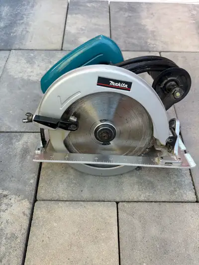 I'm selling a used Makita 5740NB circular saw with a 185mm blade, perfect for various cutting tasks....