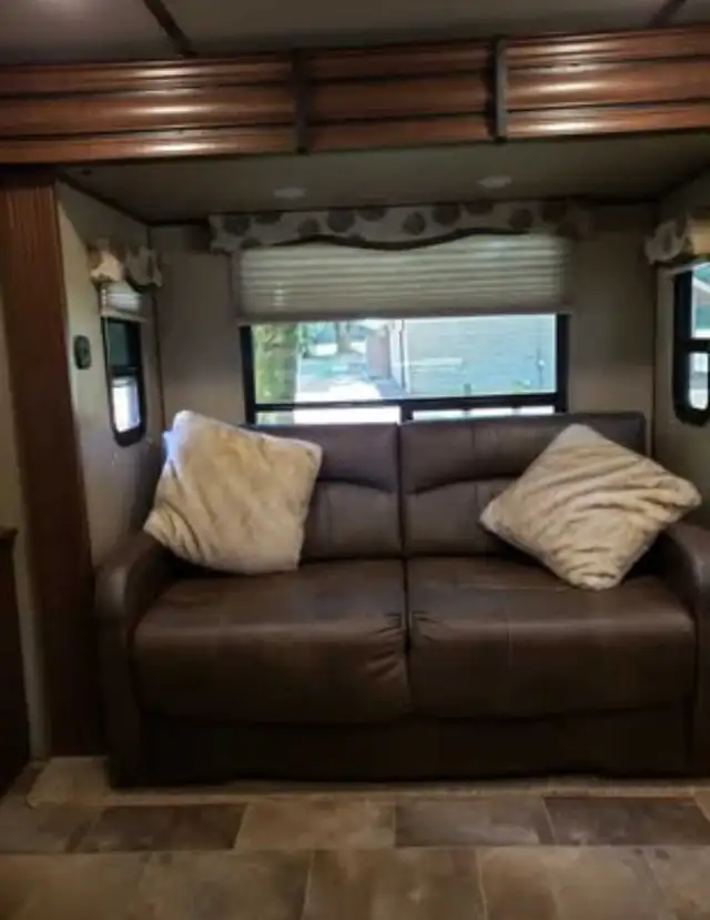 2017 Keystone Sprinter 332DEN | 4 Slides | Rear Living | $38,000 in Travel Trailers & Campers in Chilliwack - Image 6