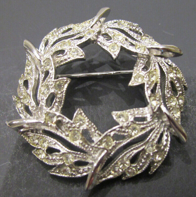 SIX SILVERY TONE VINTAGE BROOCHES in Arts & Collectibles in Hamilton - Image 3