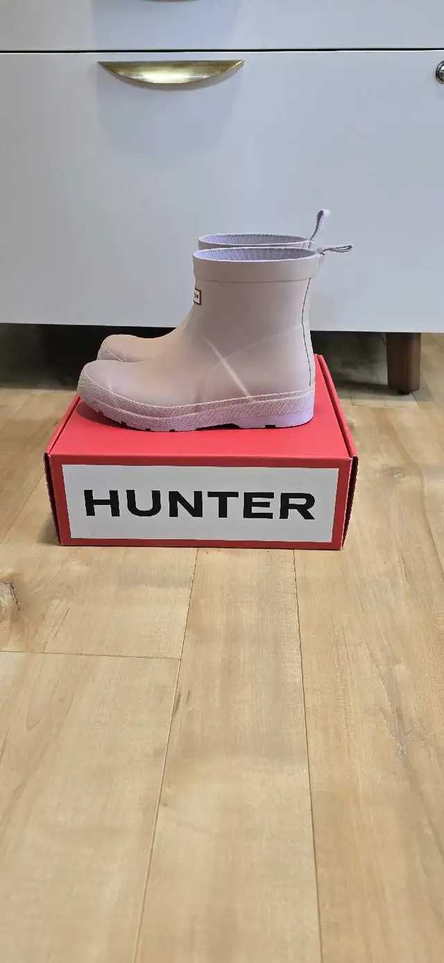 Hunter Big Kids Play Boot (girls size: 4) in Kids & Youth in Oshawa / Durham Region - Image 3