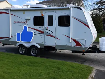 Très belle roulotte, avec intérieur lumineux. Propre, belle grandeur avec Slide Out. Modèle X21OUDS....