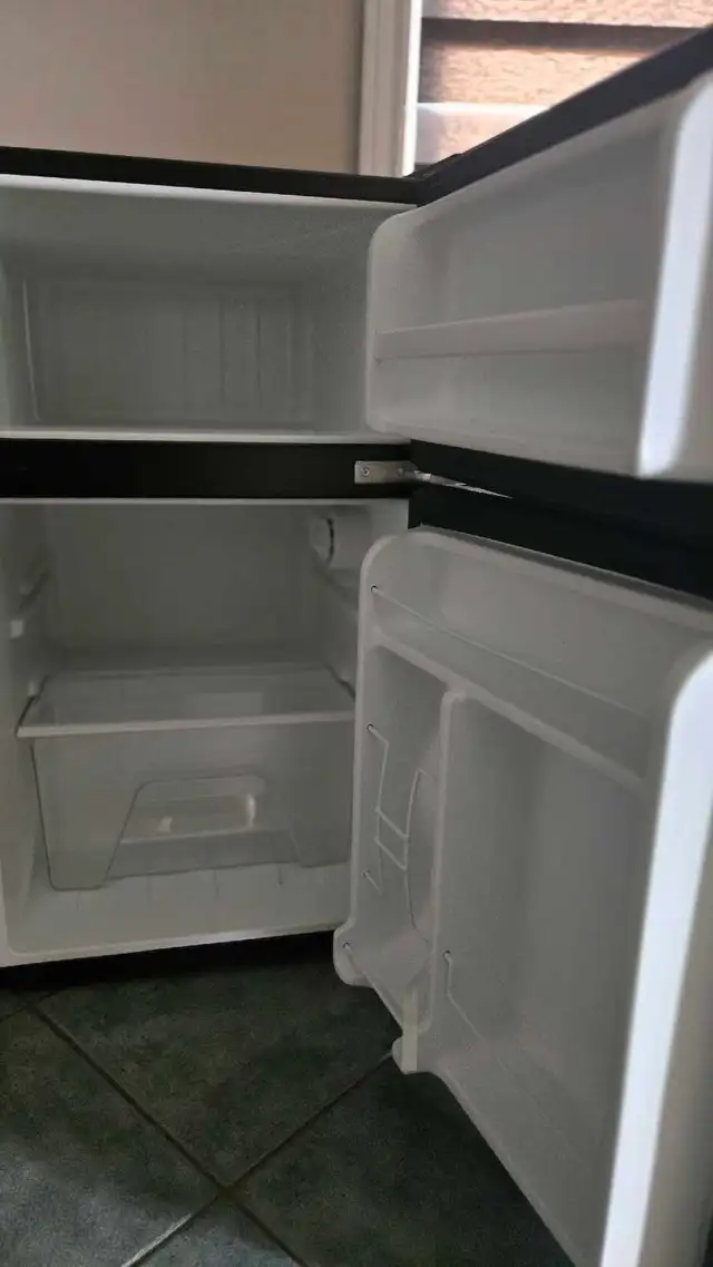 Nostalgia Guinness Retro Series Mini Fridge in Refrigerators in Windsor Region - Image 3