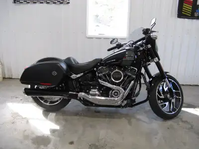 harley davison sport glide comme neuve avec poignée chauffante toujour garder a l'intérieur dans un...