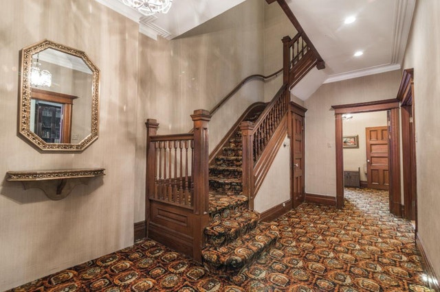 Outremont.  Rare Opportunity.  Semi detached Cottage for Sale — photo 2