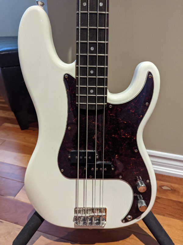 Squier Classic Vibe 60's Precision Bass with case Guitars Hamilton