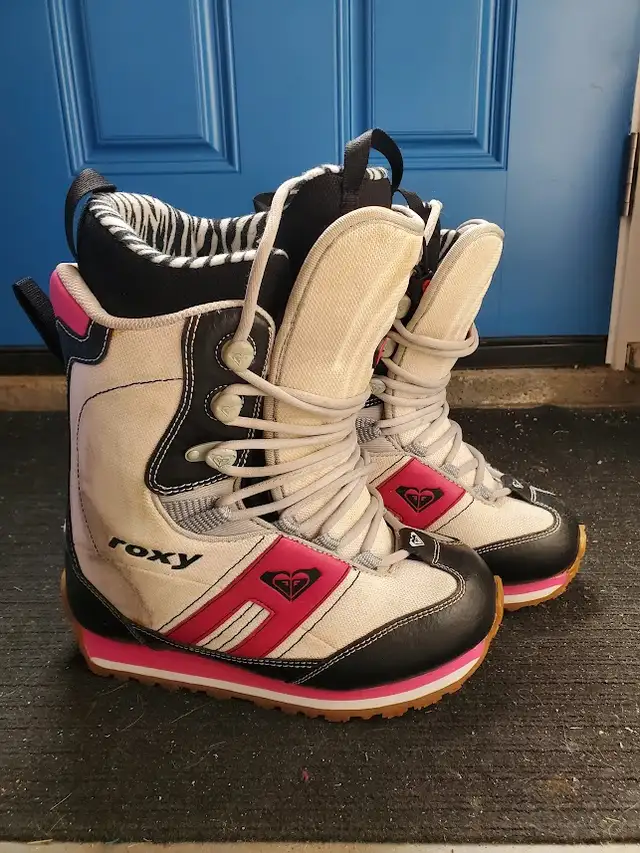 Roxy Snowboard Boots - Women's size 8.5, 25.5 cm in Snowboard in Penticton - Image 2