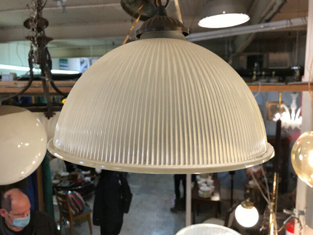 Lampe vintage style industriel midcentury luminaire suspension dans Art et objets de collection  à Ville de Montréal - Image 4