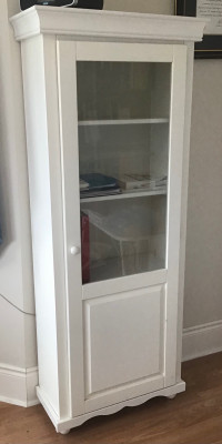 Shelving unit with glass