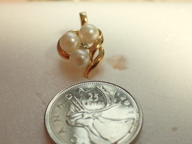 FOR SALE - Tri pearl pendant and earrings in Jewellery & Watches in Peterborough - Image 2