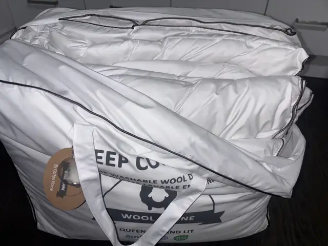 Amfori Wool Duvet in Bedding in Markham / York Region - Image 3