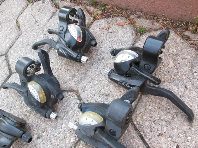 Shimano Microshift 6,7 speed gear shifters ST-EF40, SL-RS31 in Frames & Parts in City of Toronto - Image 3