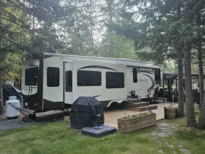 2015 Columbus 5th Wheel, excellent shape. Has heated underbelly which is also spray foamed. There is...