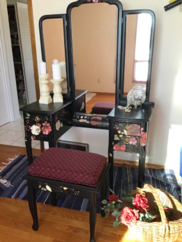 Little black vanity in Dressers & Wardrobes in Thunder Bay - Image 2