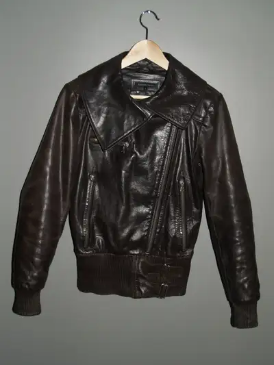 Manteau de cuir femme Rudsak, style motard. Couleur chocolat, taille S. Excellent état.Payé 575 $+ t...