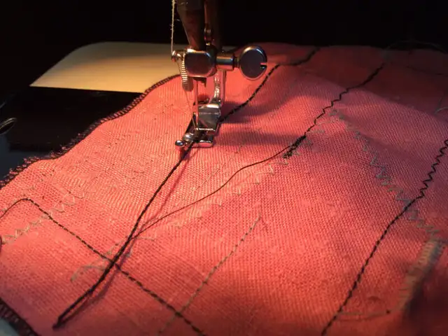 Sewing Machine**Omega**Machine à Coudre in Hobbies & Crafts in Laval / North Shore - Image 10