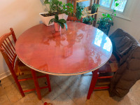 Ensemble de cuisine - table et 4 chaises en bois vintage