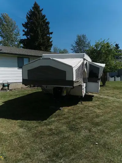 2006 Rockwood. power lift, no need to crank. Heated King bed on one side, heated queen on the other....