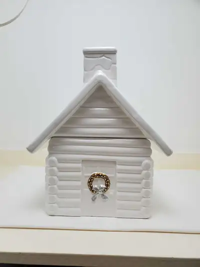 This used ceramic log cabin cookie jar is a charming addition to any kitchen, perfect for storing yo...