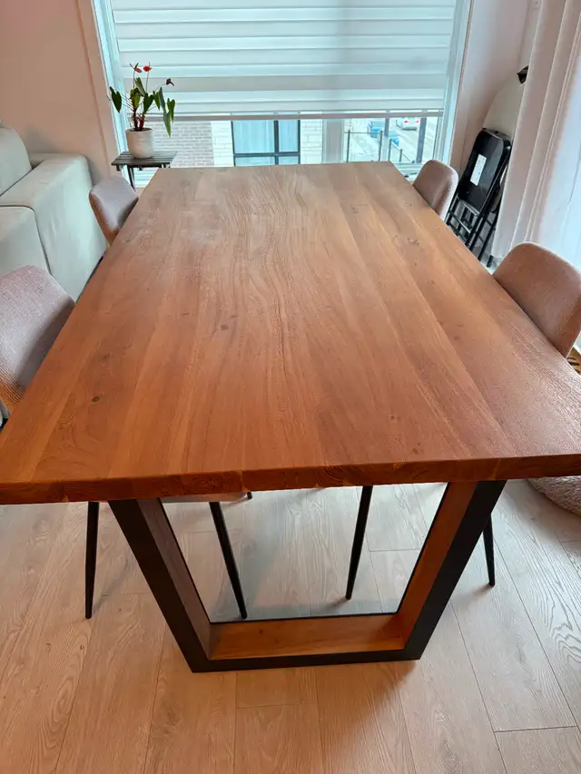 Table de salle à Manger en bois et métal, presque neuve. in Dining Tables & Sets in Longueuil / South Shore - Image 5