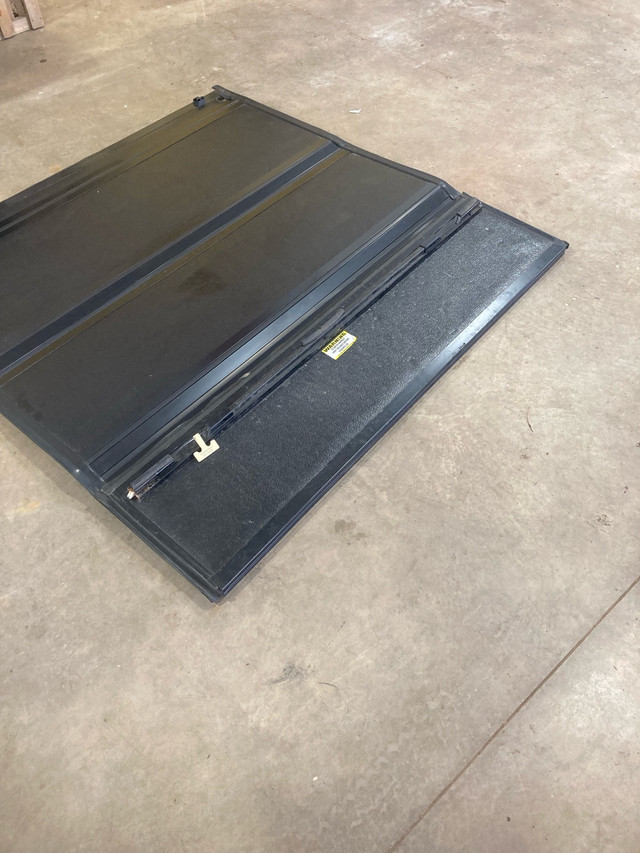 Hard tri-fold tonneau cover in Other Parts & Accessories in La Ronge - Image 4