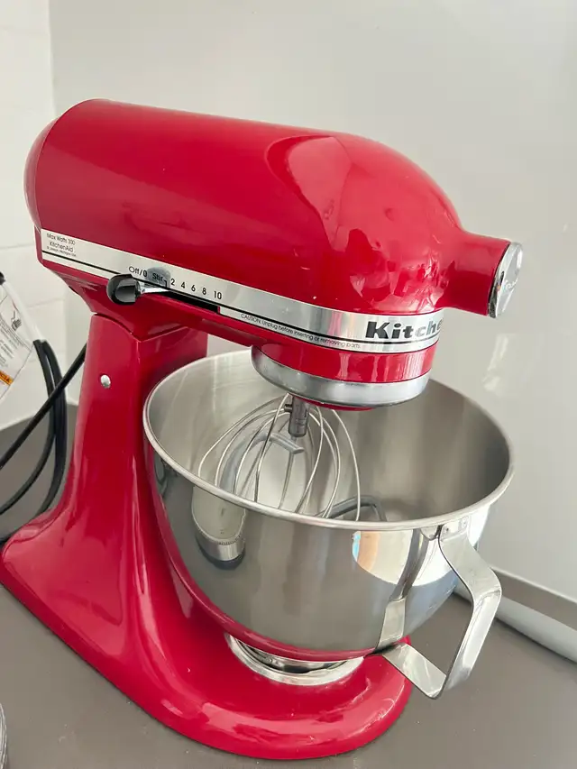 KitchenAid 5-Quart Stand Mixer with 3 Types of Beaters in Processors, Blenders & Juicers in City of Toronto - Image 2