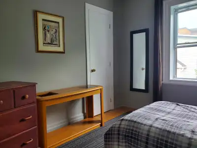 Métro Longueuil ___ Très Belle Chambre ___ Propre et Paisible
