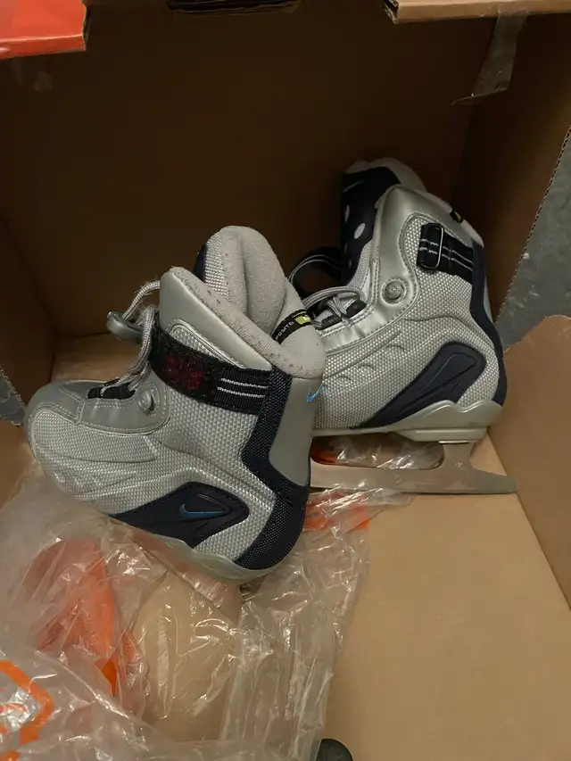 Price reduced! Nike Figure Skates II Jr - Size 1 in Skates & Blades in Markham / York Region - Image 2