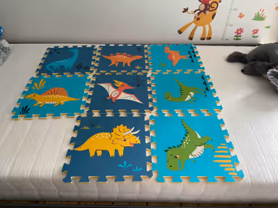 Tapis en puzzle et dessin dinosaure. 8 morceaux propres et en excellent état.