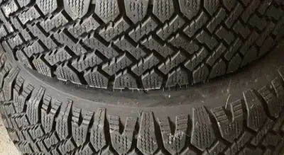 Snow tires with rims good condition ( Make in Canada) I used only one winter, it looks like the new.