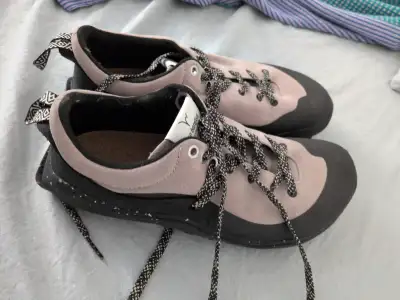 Barely worn, don't fit me quite right. Looking for $100. Size 40 Eu/7.5 Men's/8.5 Women's For trail...