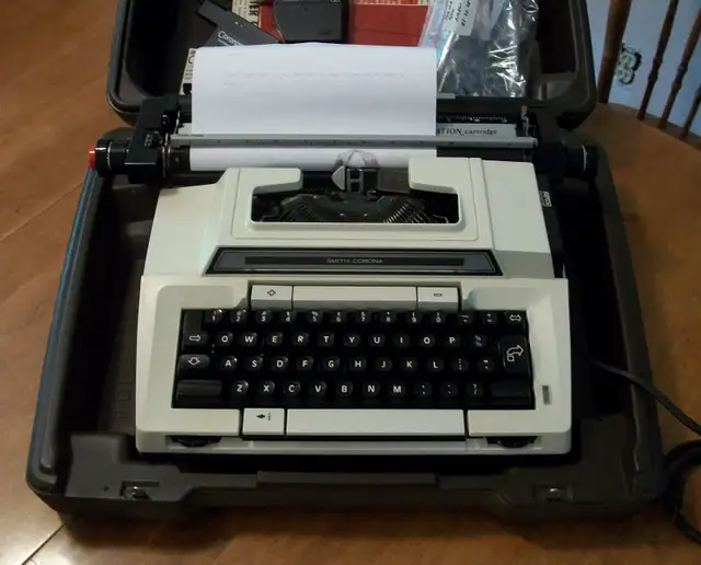 Smith Corona electric typewriter, with original case, cartridges in General Electronics in Owen Sound - Image 3