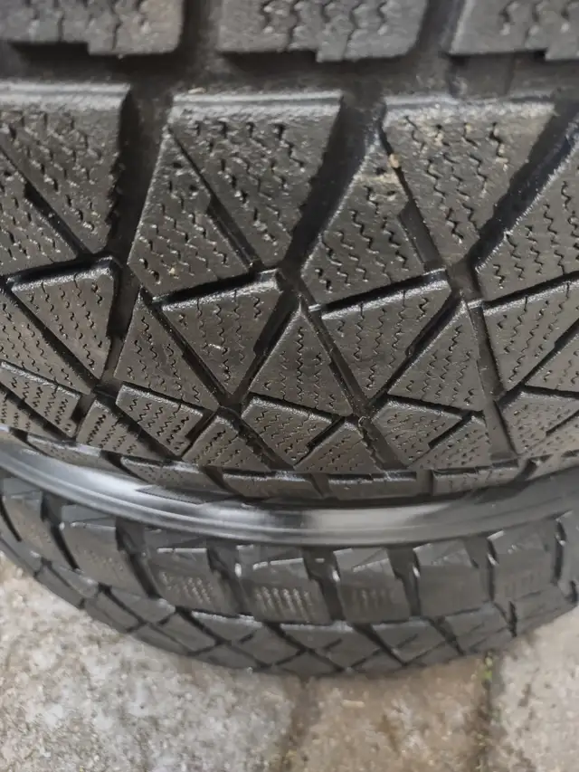 4 pneus hiver Bridgestone Blizzak 285-45R22 très bon état in Tires & Rims in Laval / North Shore - Image 5