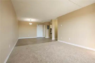 Shared room available in a 2-bedroom apartment starting August 1. Walking and cycling paths -Excelle...