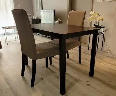 Table de cuisine avec deux chaises, View more