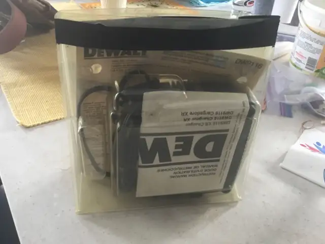 18 VOLT DeWALT battery charger in Power Tools in Edmonton - Image 3