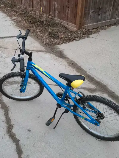 Selling a gently used blue kids' bicycle suitable for children aged 5 to 10, the tire is 19 in high....