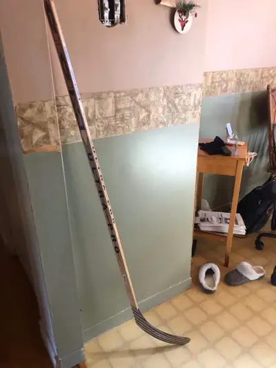 bâton hockey en bois de marque CCM ultra pro,droitier , View more