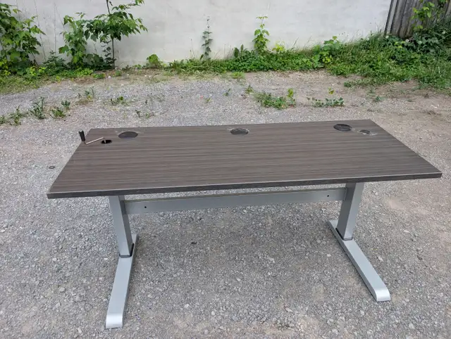Manual Height Adjustable Desk – Commercial Grade – Free delivery in Desks in Ottawa - Image 4