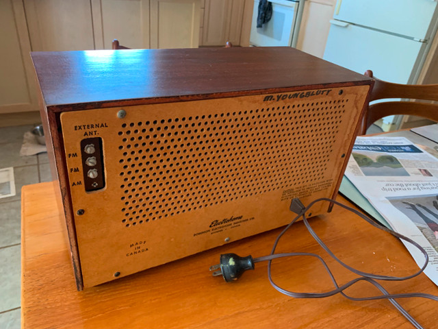 Antique Electrohome AF2 radio - tube radio - AM & FM in Arts & Collectibles in Hamilton - Image 4