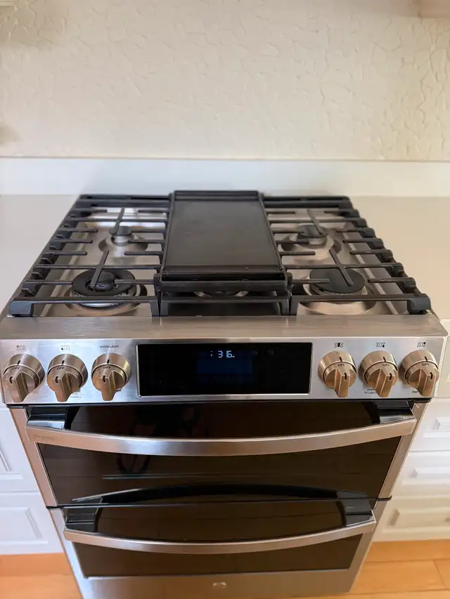 GE Gas Stove - 30" duel oven, griddle top, air fryer, like new,62863729757697121