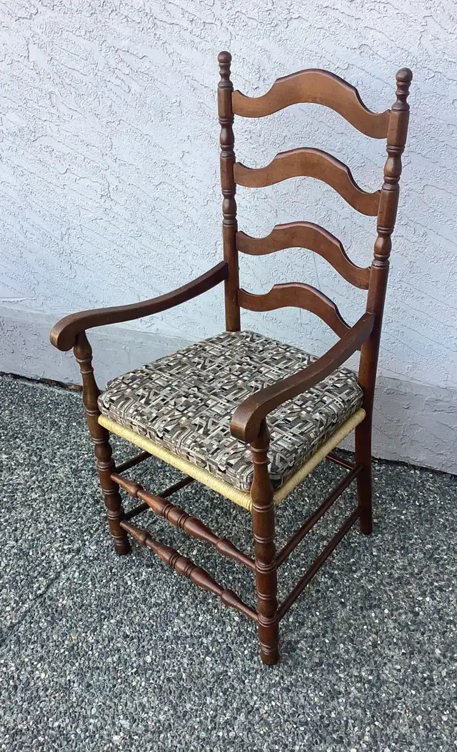 Heritage  Chairs in Chairs & Recliners in Kamloops - Image 5