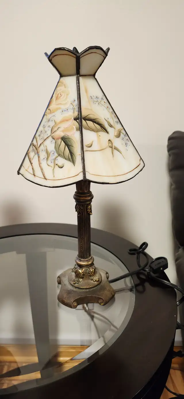 2 STAINED GLASS ROSE LAMPS in Indoor Lighting & Fans in City of Montréal - Image 3
