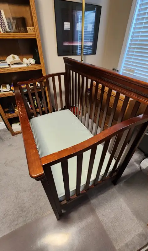Crib and mattress/toddler bed in Cribs in Markham / York Region - Image 3